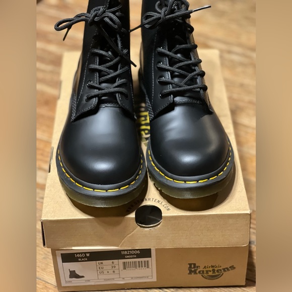 Womems NEW Dr Martens New Never Worn 1460 W size 8 - Picture 1 of 16